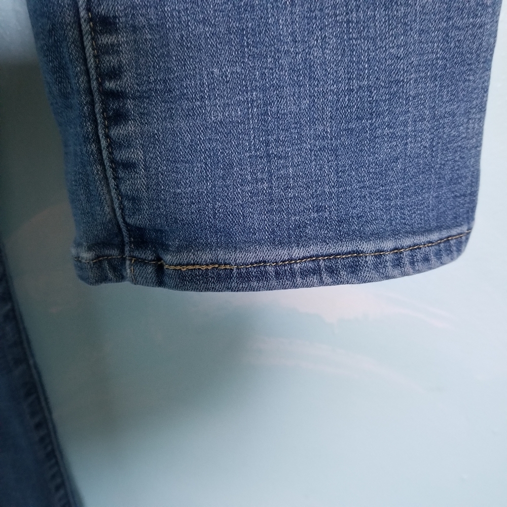 Levi's Mid Rise Skinny Jean - Picture 6 of 7